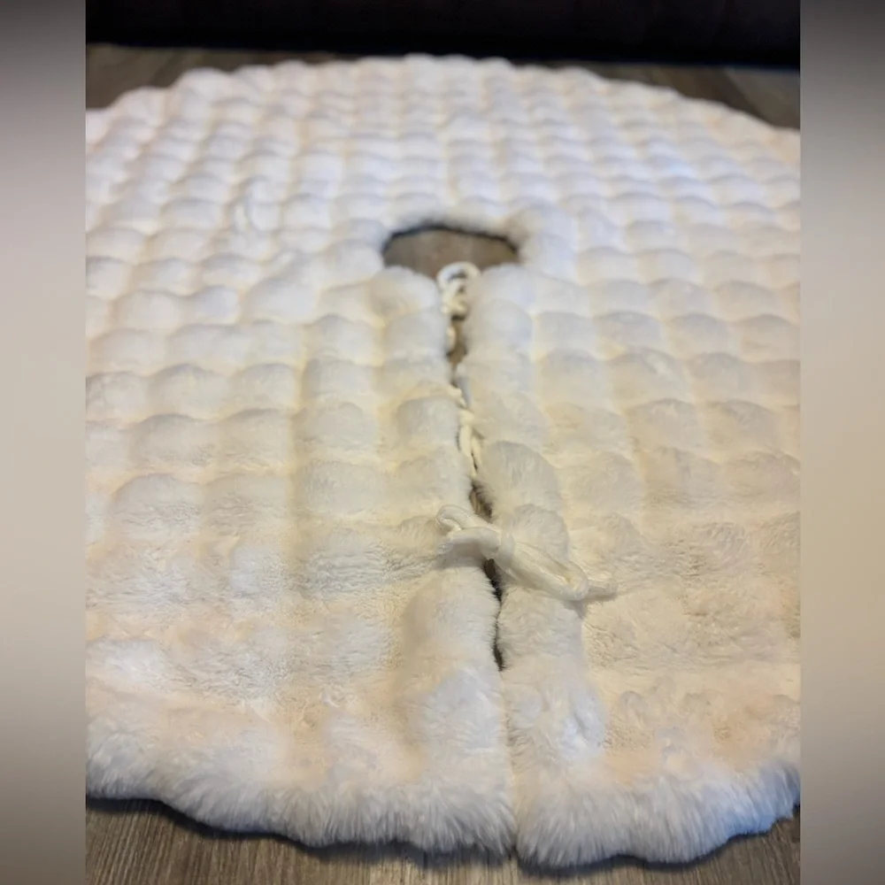 Tahari Home Decor Ivory Faux Fur Plush Holiday Tree Skirt